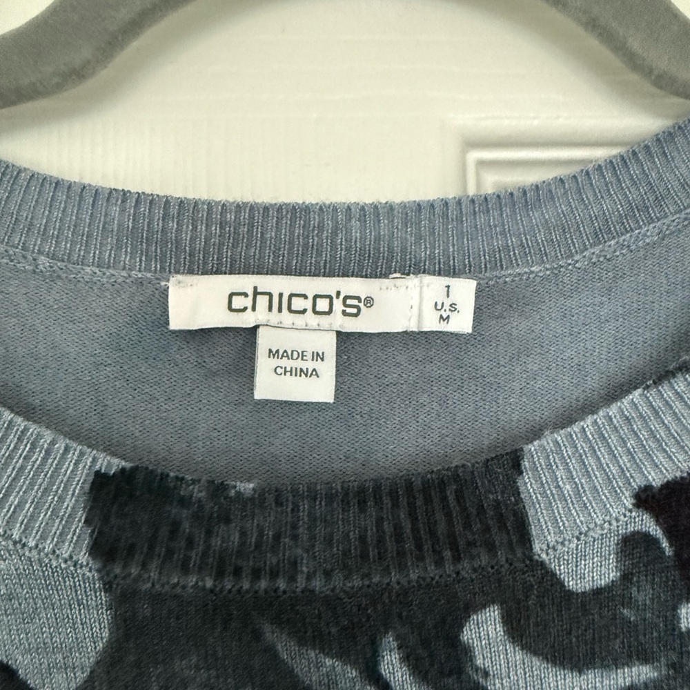 Like New Chico’s Blue Floral Patterned Blue Short Sleeve Sweater Top size 1 / M - Picture 2 of 5